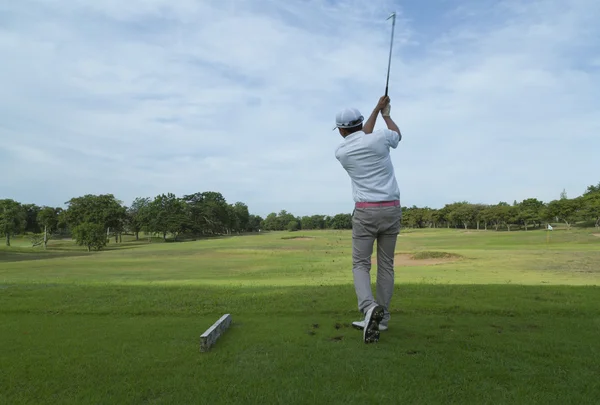 Amplamente campo de golfe em um dia muito agradável no verão com o jogador — Fotografia de Stock