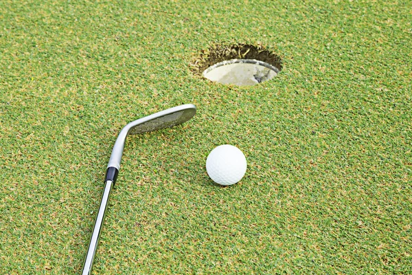 Campo de golfe extensamente no dia muito agradável no verão — Fotografia de Stock