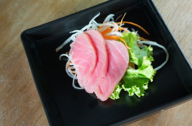 ahşap arka plan üzerinde taze sashimi 
