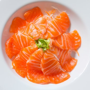 ahşap arka plan üzerinde taze sashimi saimon