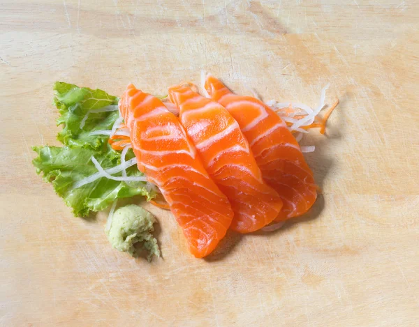 Saimon sashimi fresco su fondo legno — Foto Stock