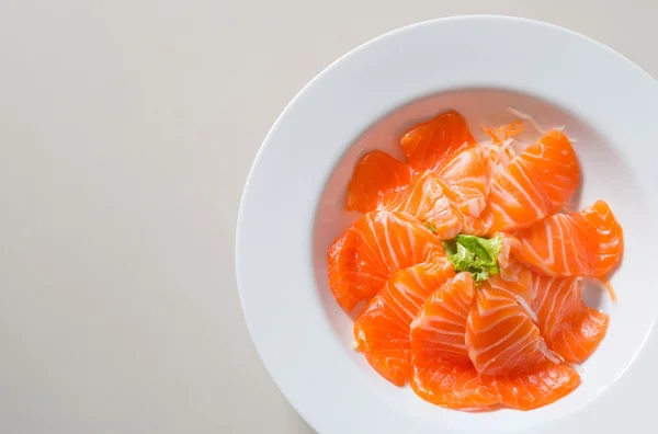 Saimon świeże sashimi na tle biały danie — Zdjęcie stockowe