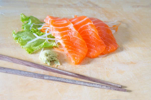 Saimon świeże sashimi na tle drewna — Zdjęcie stockowe