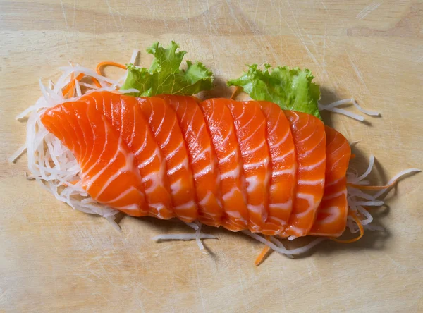 Saimon sashimi fresco su fondo legno — Foto Stock