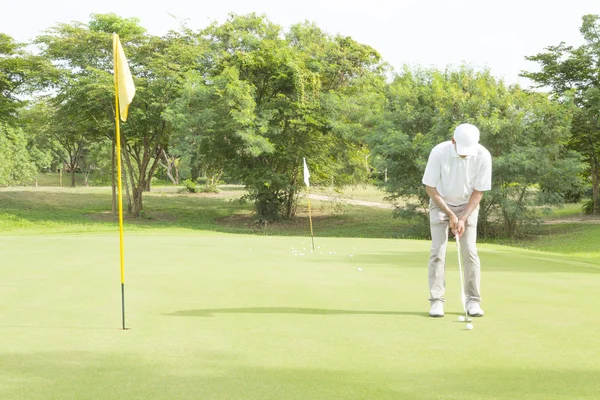 Campo de golfe extensamente no verão muito agradável do dia com jogador — Fotografia de Stock