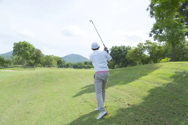 Campo de golfe extensamente no verão muito agradável do dia com jogador — Fotografia de Stock