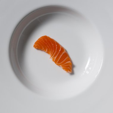 Beyaz yemek arka plan üzerinde taze sashimi saimon 