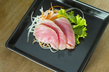 ahşap arka plan üzerinde taze sashimi 