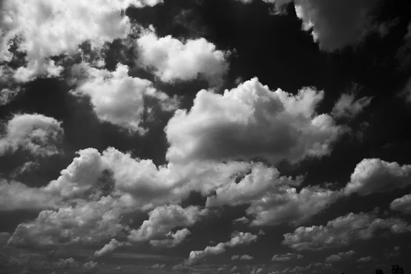 Μαύρο και άσπρο σύννεφα και το γαλάζιο του ουρανού — Φωτογραφία Αρχείου