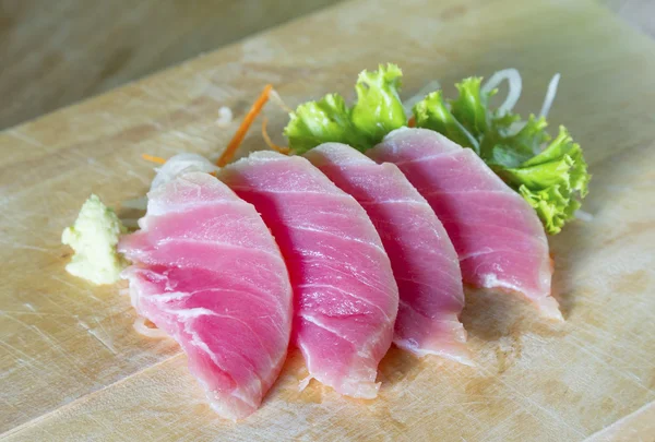 Sashimi fresco su fondo legno — Foto Stock