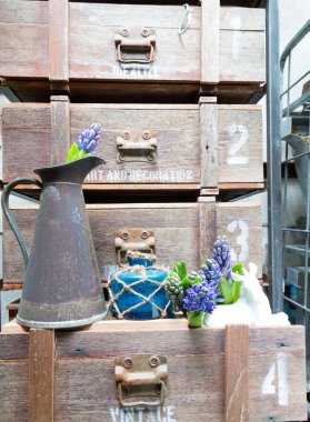  vintage dolap ahşap rustik Inte, sümbül ile natürmort