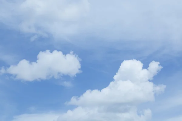 Preciosas nubes blancas y fondo azul del cielo — Foto de Stock