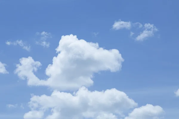 Preciosas nubes blancas y fondo azul del cielo — Foto de Stock