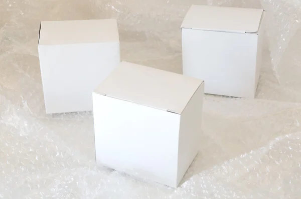 Caja de papel blanco y burbuja de aire — Foto de Stock