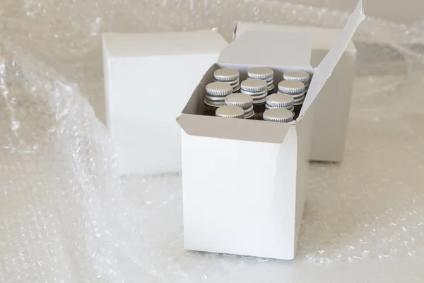 Medicin flaskor i vitboken box och luft bubbla — Stockfoto