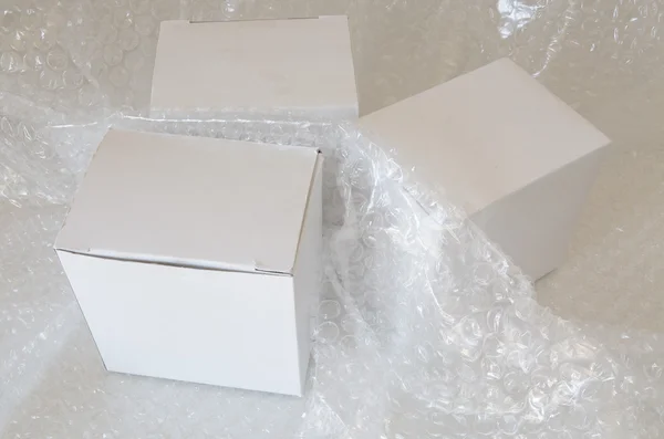 Boîte en papier blanc et bulle d'air — Photo