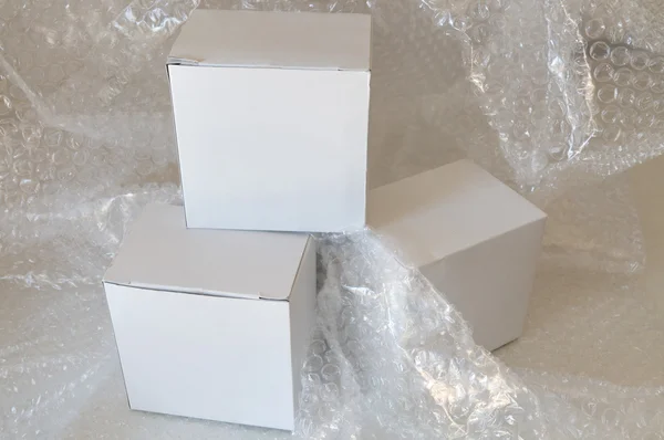 흰 종이 상자와 공기 거품 — 스톡 사진