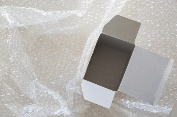 Leere weiße Papierbox auf Luftblasenhintergrund — Stockfoto