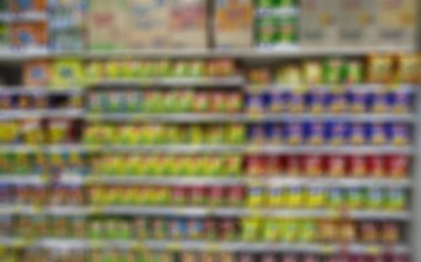 Bulanık süpermarket arka plan ve kimliği belirsiz kişiler