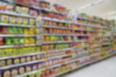 Bulanık süpermarket arka plan ve kimliği belirsiz kişiler