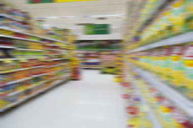 Bulanık süpermarket arka plan ve kimliği belirsiz kişiler