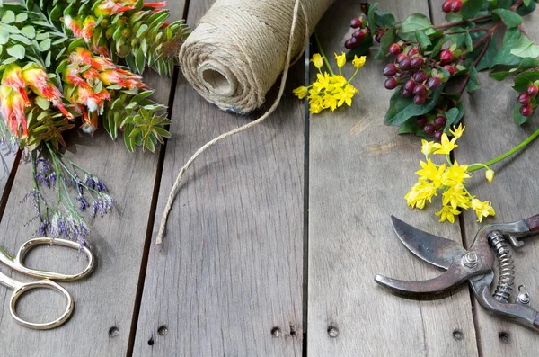Zátiší květin a koncepce prostoru na dřevěný stůl — Stock fotografie