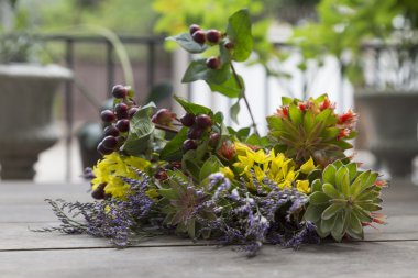 vintage masanın üzerine çiçek buketi 