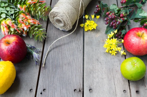Zátiší květin a ovoce s konceptem prostor na dřevěných kartu — Stock fotografie
