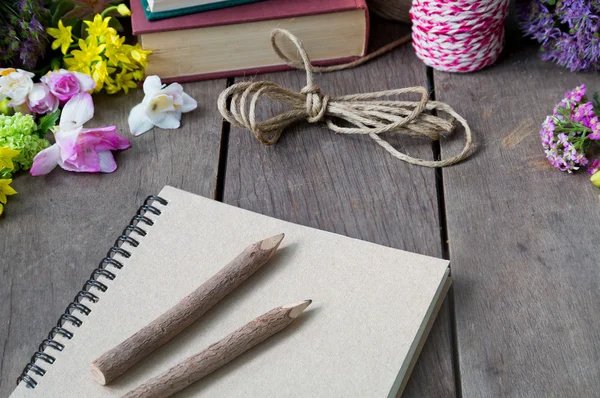 Nature morte de carnet de notes autour de jolies fleurs sur table en bois Photos De Stock Libres De Droits