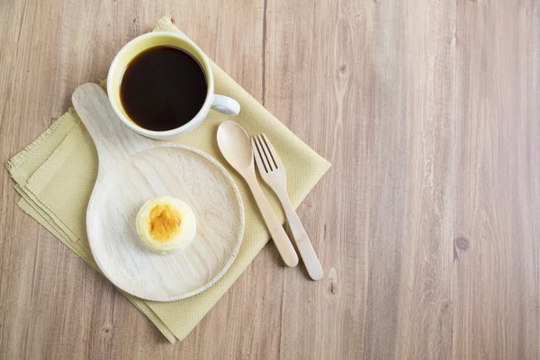 Hokkaido-Käsekuchen mit Kaffeetasse — Stockfoto