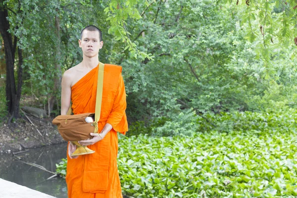 Junge thailändische Mönche — Stockfoto