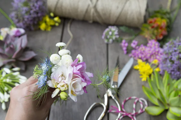 Nature morte de l'arrangement des fleurs et des fruits — Photo