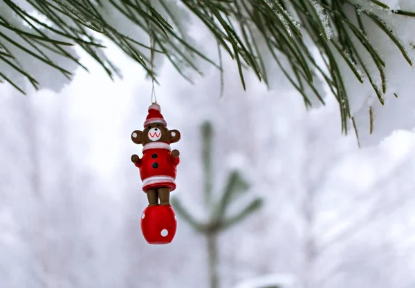 Рождественский Деревянный Игрушечный Медведь Заснеженной Сосновой Ветке Зимнем Лесу Рождественский — стоковое фото