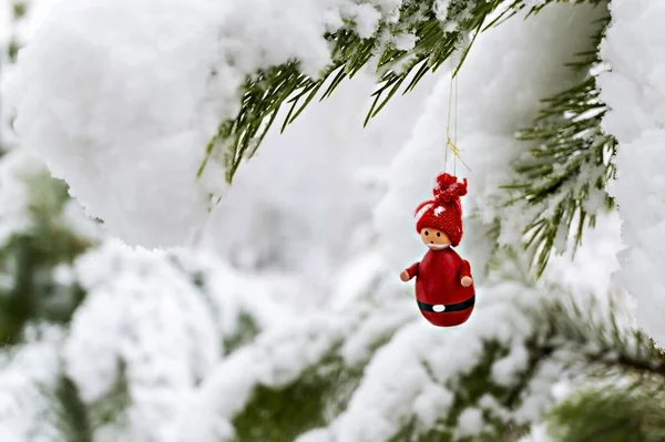 Рождественские Украшения Рождественская Елка Игрушка Красный Гном Висит Заснеженной Сосновой — стоковое фото