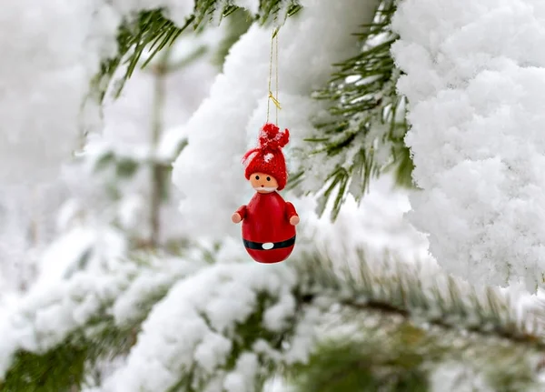 Рождественские Украшения Рождественская Елка Игрушка Красный Гном Висит Заснеженной Сосновой — стоковое фото