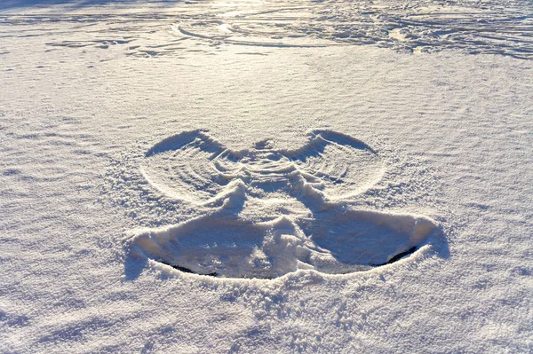 Otisk Sněžného Anděla Čerstvém Bílém Sněhu Zamrzlém Jezeře Při Západu — Stock fotografie
