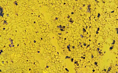 Yeni moda 2021 'de eski bir metal yüzey üzerindeki çatlak boyanın soyut arkaplanı Sarı Yakın plan Aydınlatıcı Yıl Rengi 2021. Boşluğu kopyala, metal aşınması