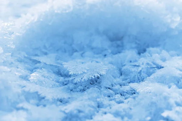 雪の結晶を閉じると冬やクリスマスの背景 選択的な焦点 湖の霜のパターン コピースペース 雪と凍結表面 — ストック写真