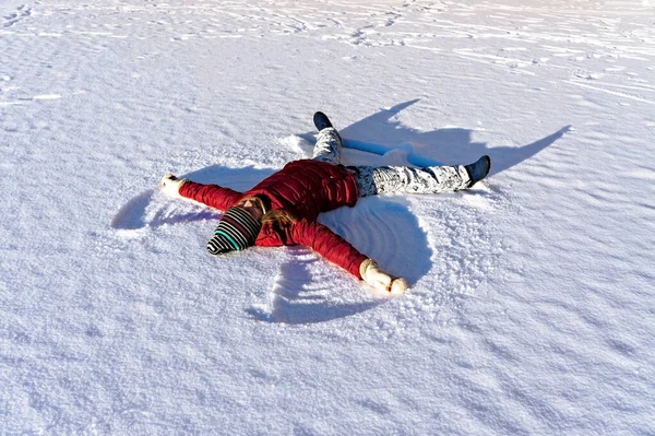 Молодая Женщина Лежит Свежем Снегу Делает Снежного Ангела Зимние Прогулки — стоковое фото