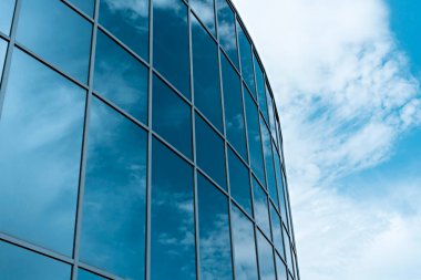 Geniş aynalı, soyut arkaplan, kopyalama alanı, mimarisi olan modern binadaki bulutlu gökyüzünün yansıması