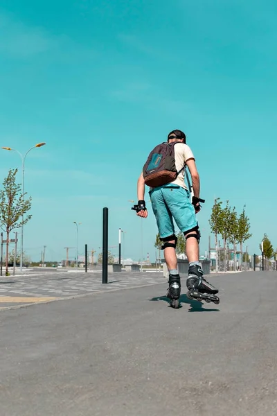 Vue Arrière Jeune Homme Short Bleu Avec Sac Dos Équipement — Photo