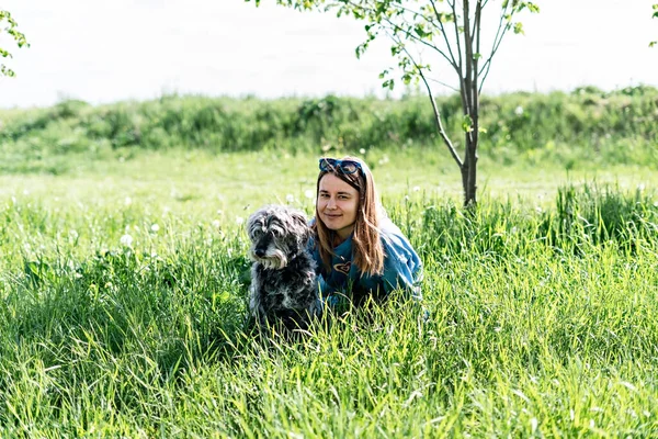 Mujer Rubia Bastante Joven Descansando Con Perro Viejo Gris Esponjoso — Foto de Stock