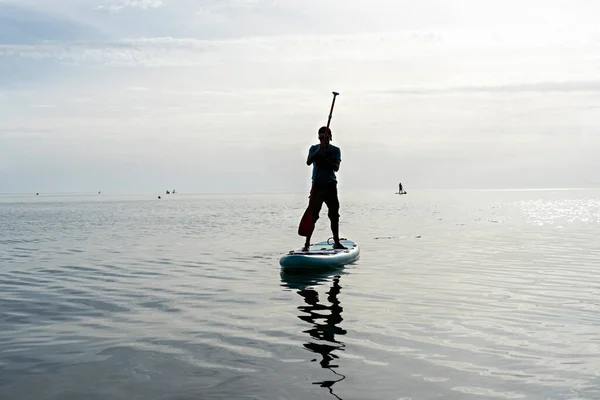 Silhouette Young Man Floating Stand Paddle Board Sea Sunny Summer — Fotografia de Stock