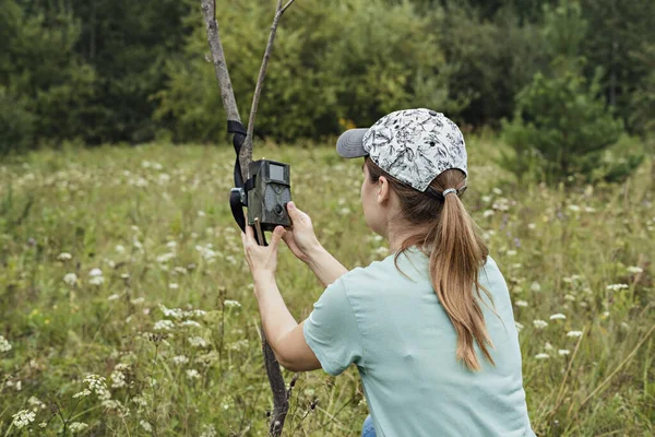 Молодая Женщина Биолог Биолог Устанавливает Камеру Ловушку Наблюдения Дикими Животными — стоковое фото