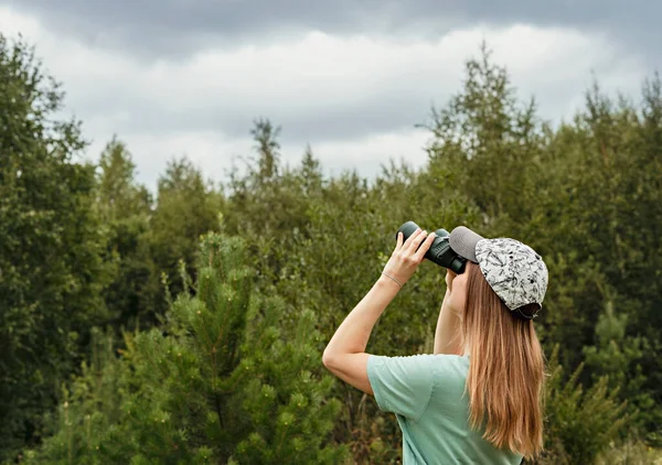 Молодая Блондинка Наблюдатель Птицами Шапке Голубой Смотрящая Через Бинокль Облачное — стоковое фото