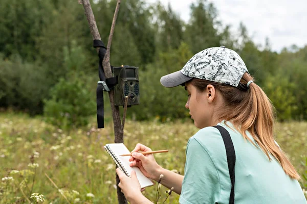 Giovane Scienziata Zoologa Annotare Dati Dalla Fotocamera Trappola Blocco Note — Foto Stock