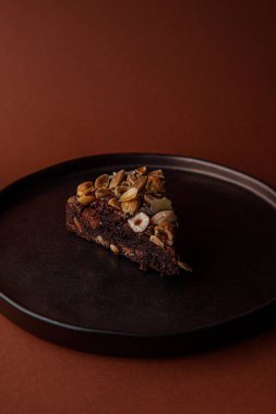 Fındıklı çikolatalı turtaya yakından bak.