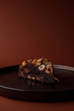 Fındıklı çikolatalı turtaya yakından bak.