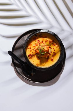 Karidesli baharatlı kremalı balkabağı çorbası. 