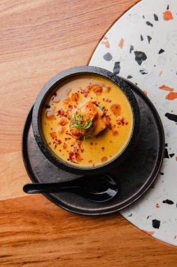 Karidesli baharatlı kremalı balkabağı çorbası. 